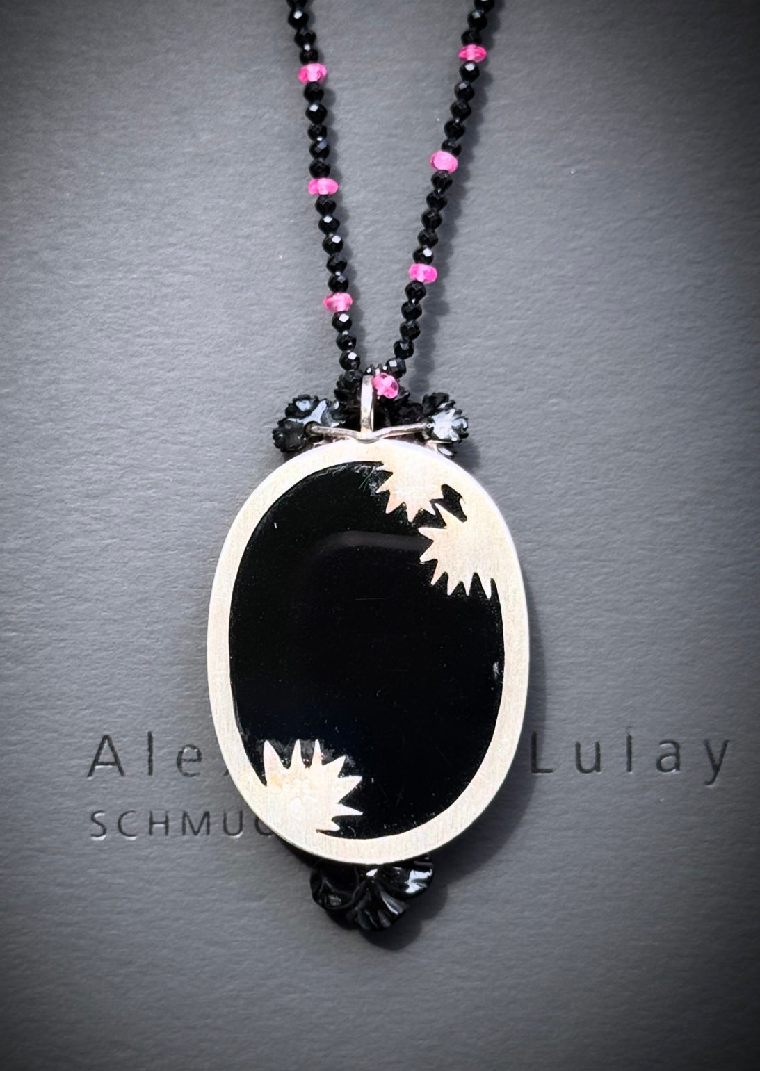 Halsschmuck mit Gemme und pinken Saphiren