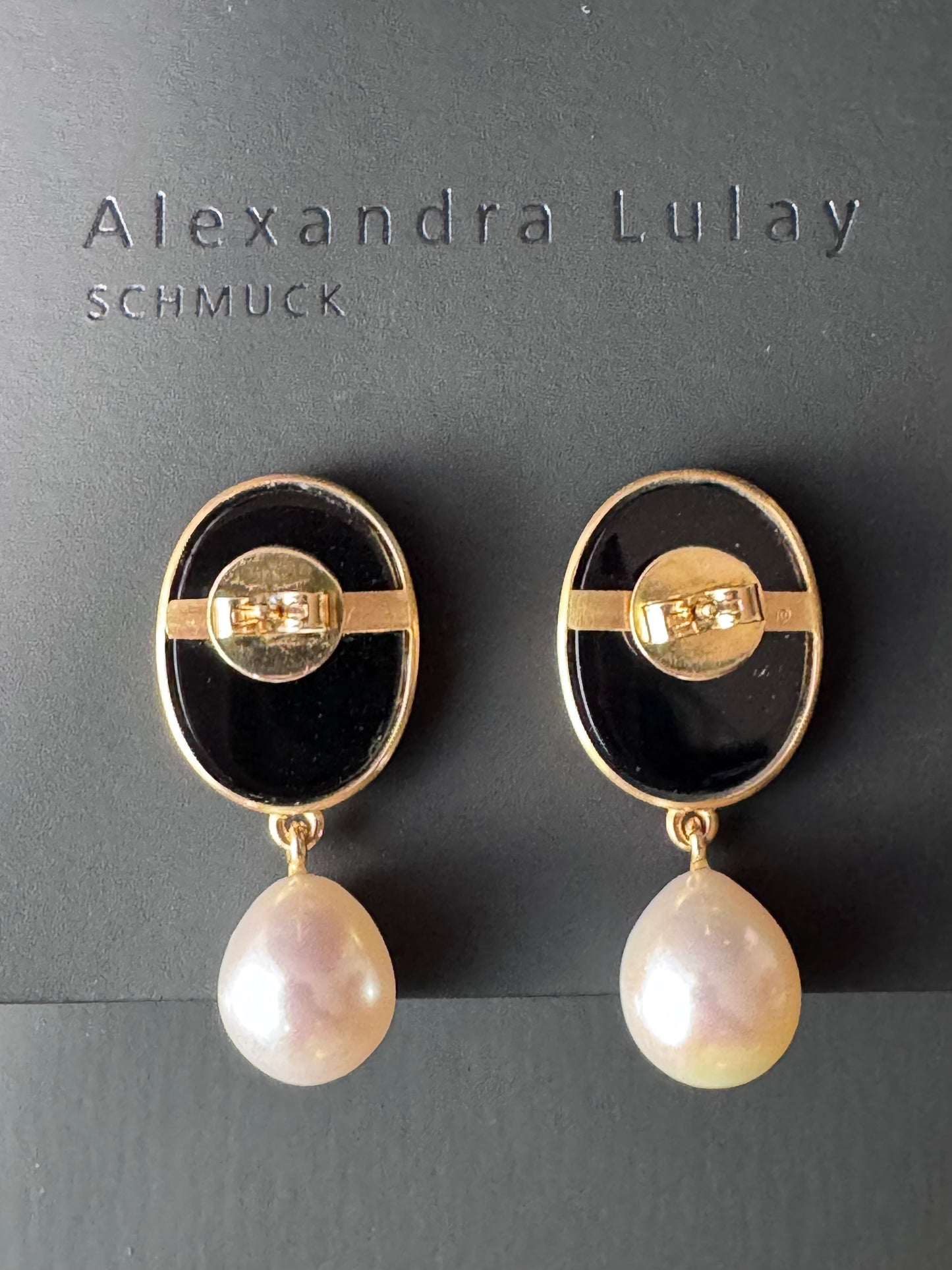 Ohrschmuck mit Gemme und Perlentropfen