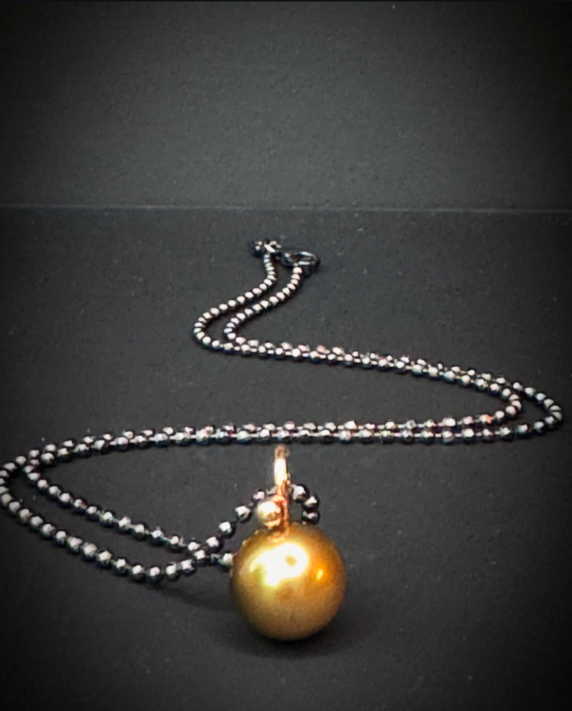 Halsschmuck mit goldbrauner Perle