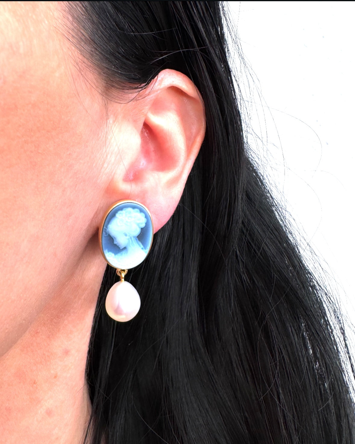 Ohrschmuck mit Gemme und Perlentropfen