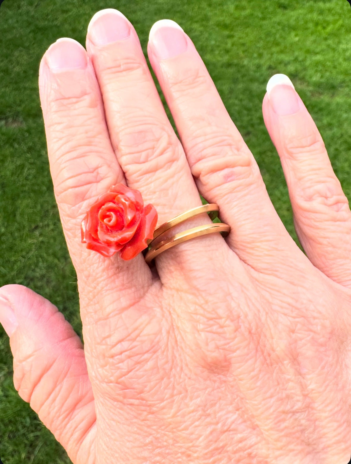 Ring mit orange-roter Korallrose