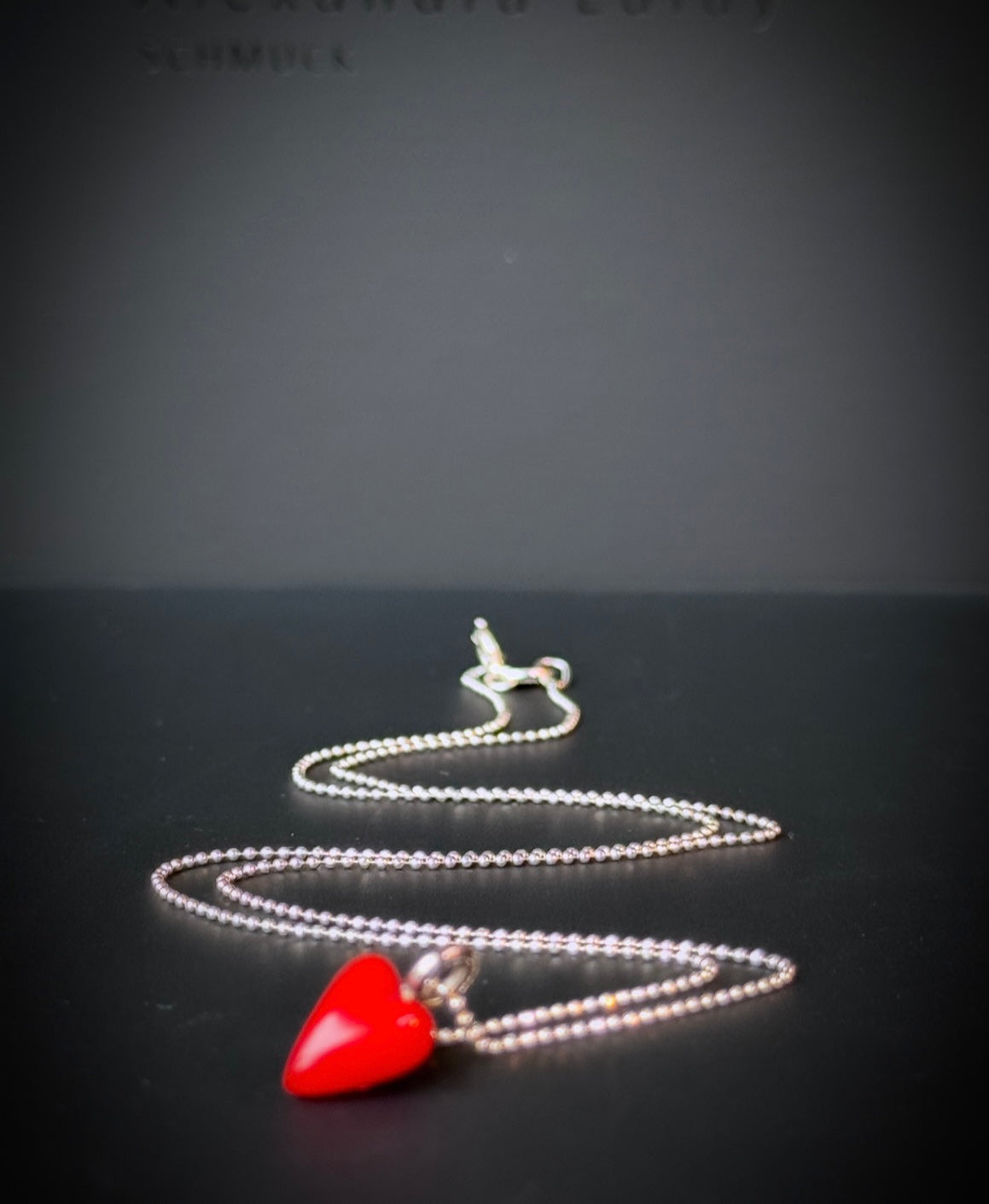 Halsschmuck mit rotem Mini-Korallenherz