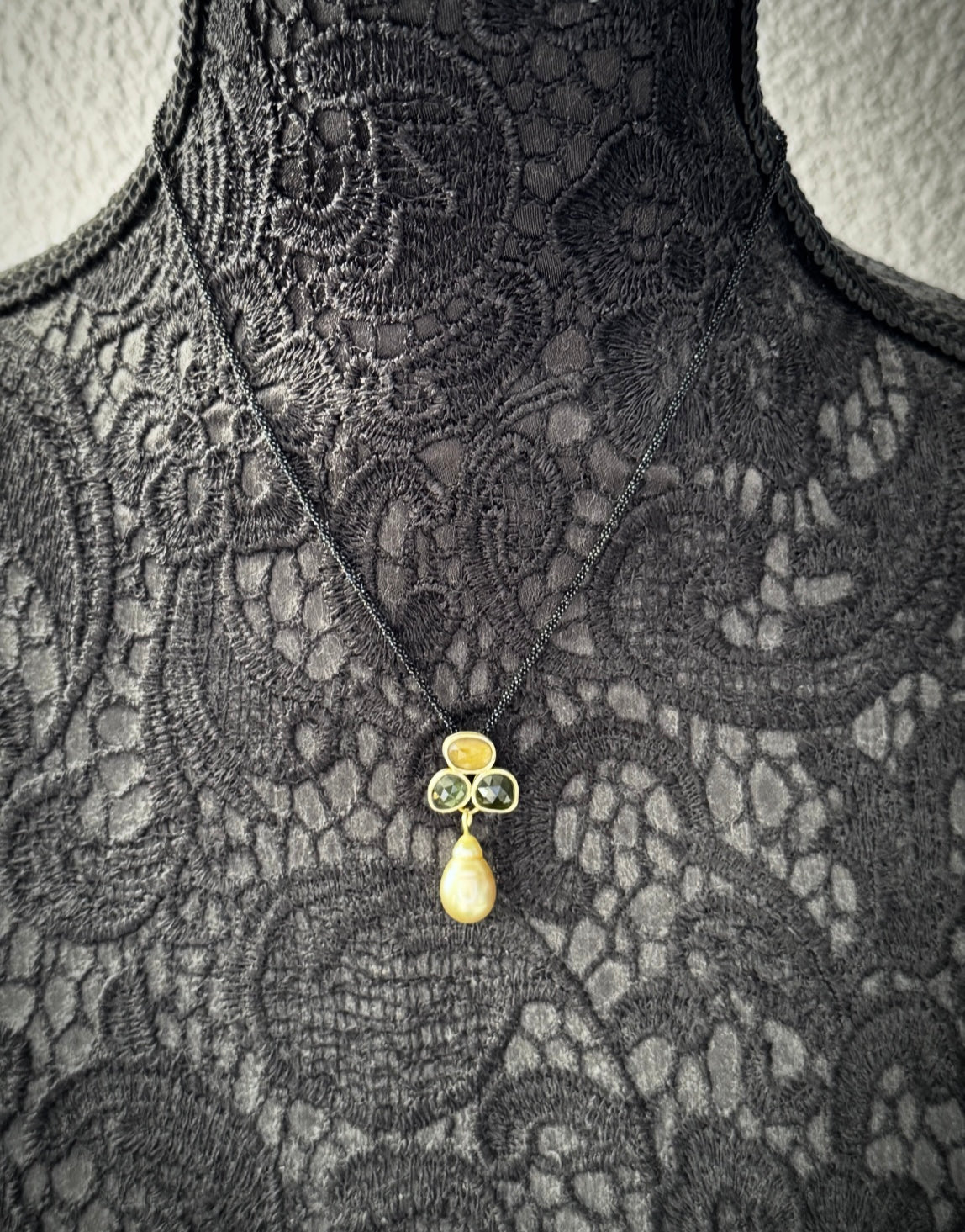 Halsschmuck mit Turmalinen und Fijiperle