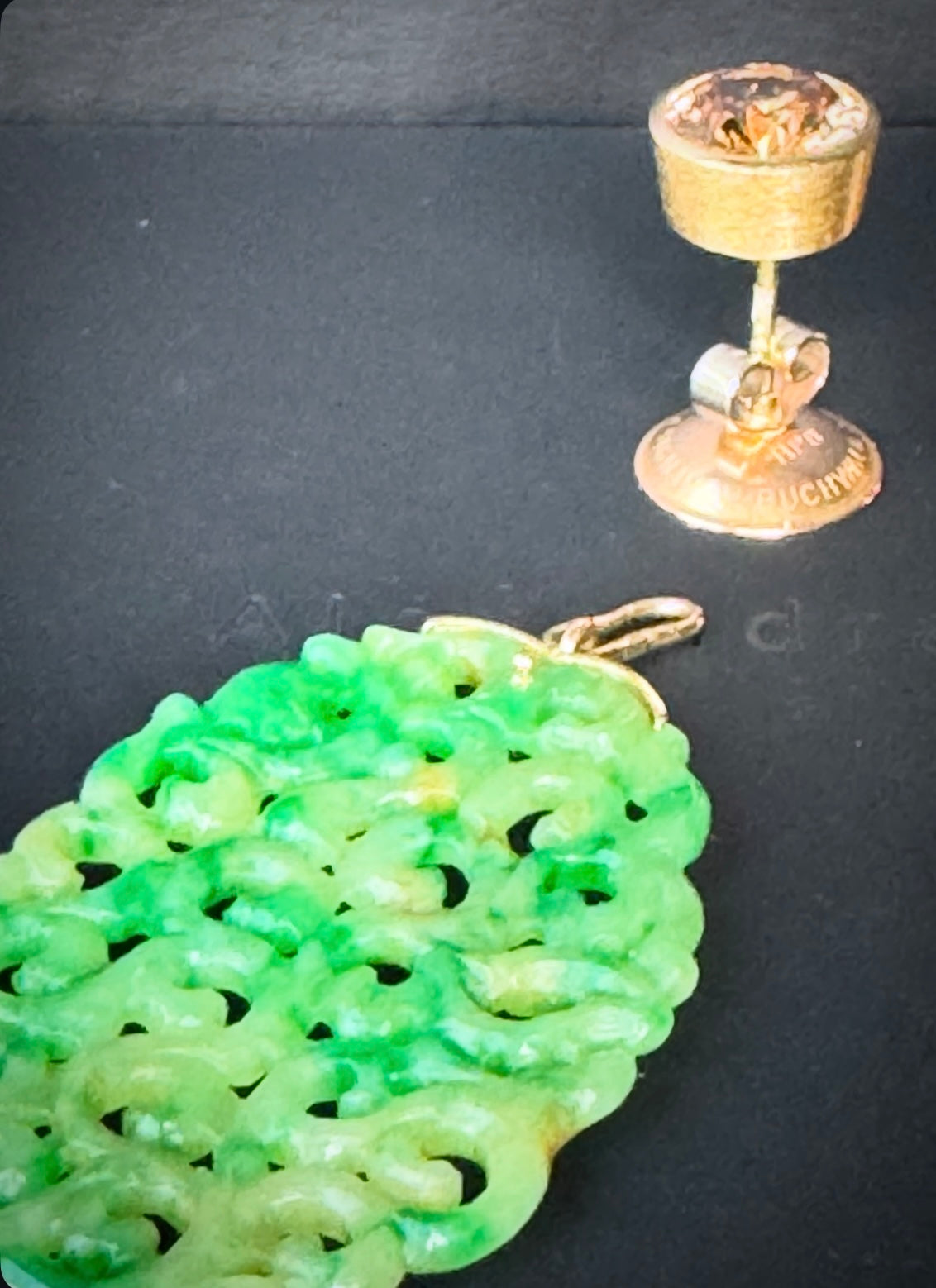 Ohrschmuck mit gravierter Jade