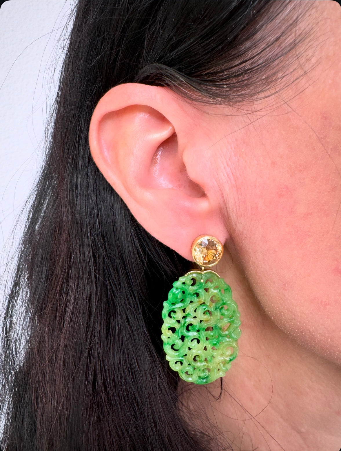 Ohrschmuck mit gravierter Jade