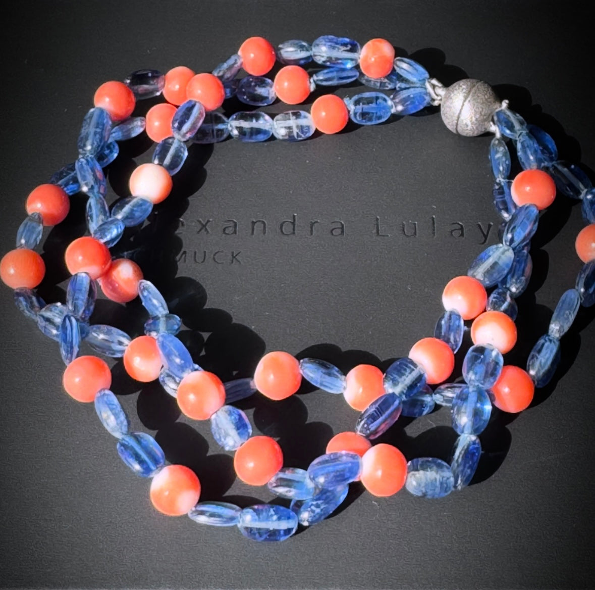 Armschmuck mit Kyanit und Koralle