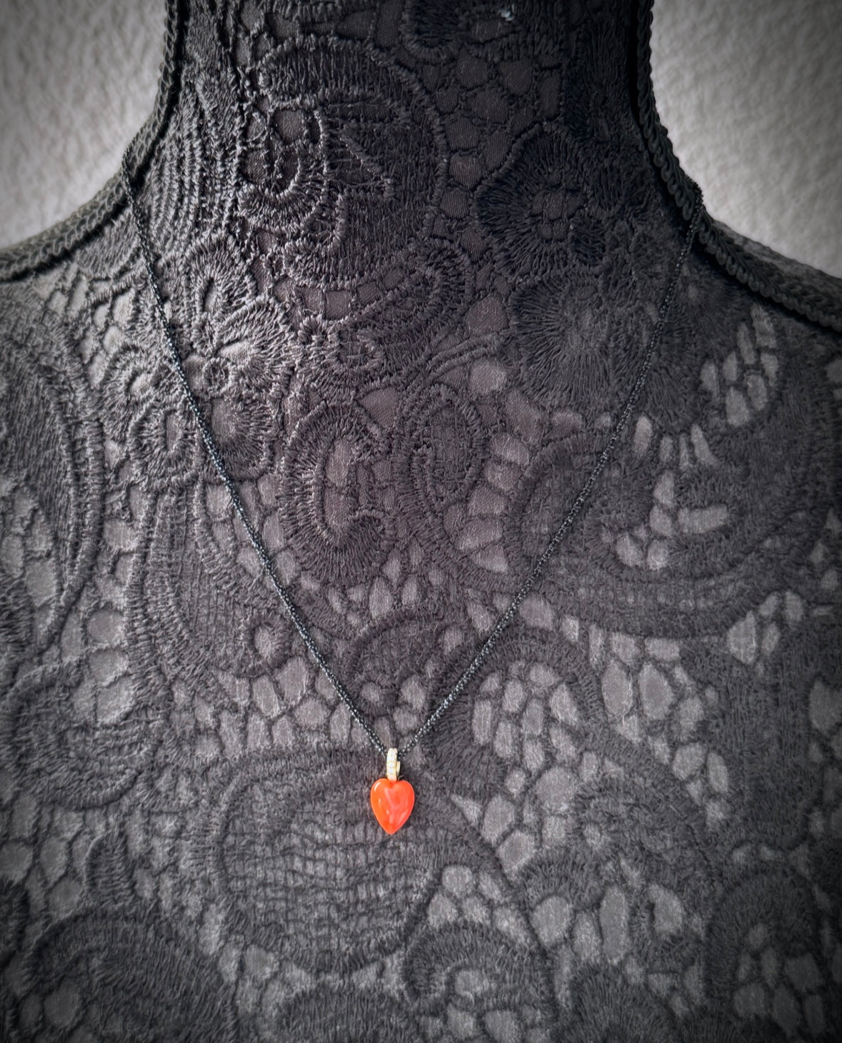 Halsschmuck mit orange-rotem Korallenherz