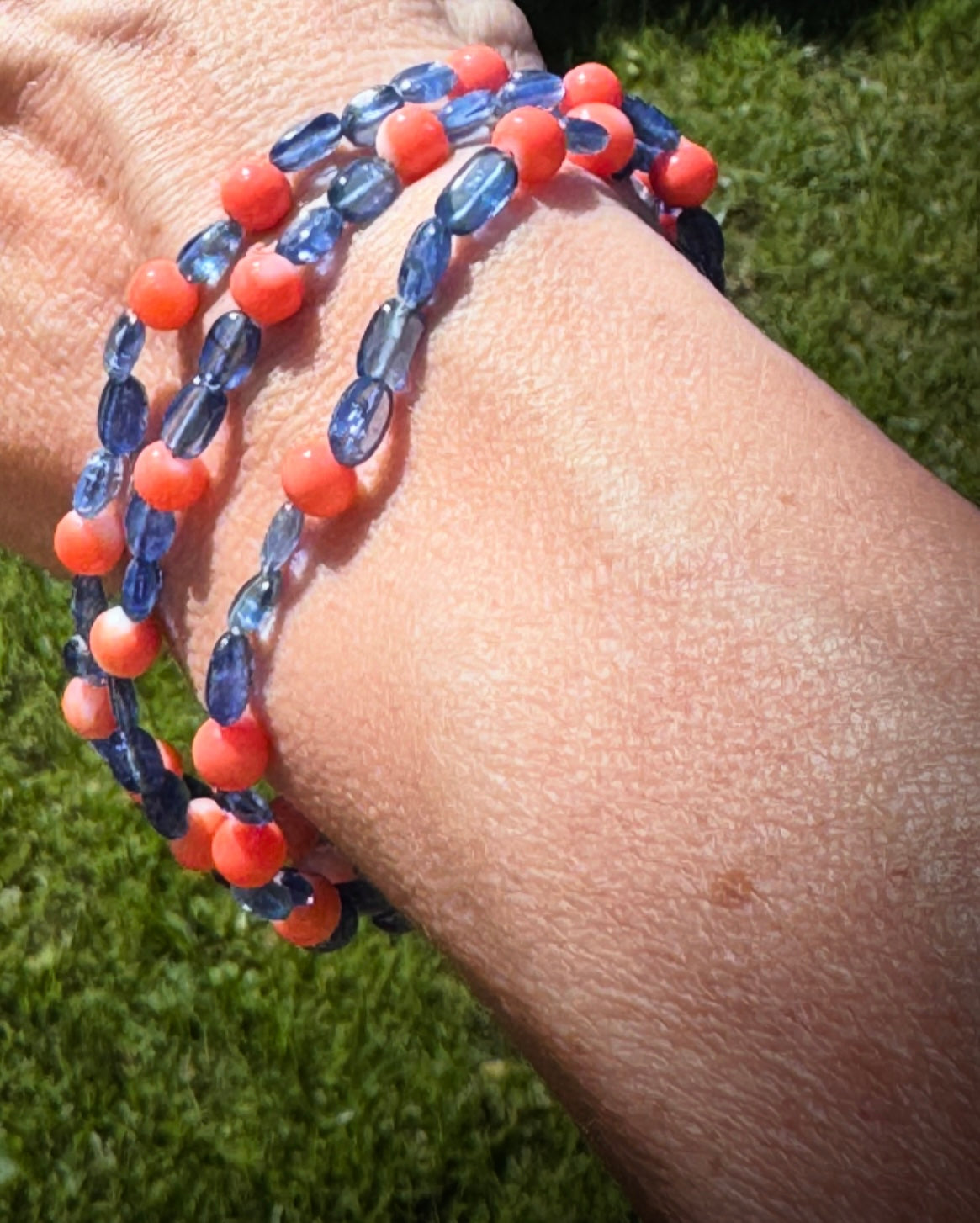 Armschmuck mit Kyanit und Koralle