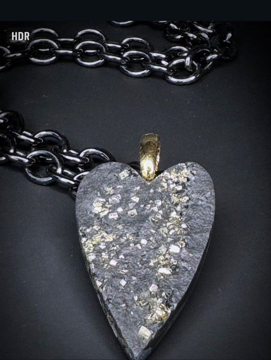 Halsschmuck mit Schiefer-Pyrit-Herz