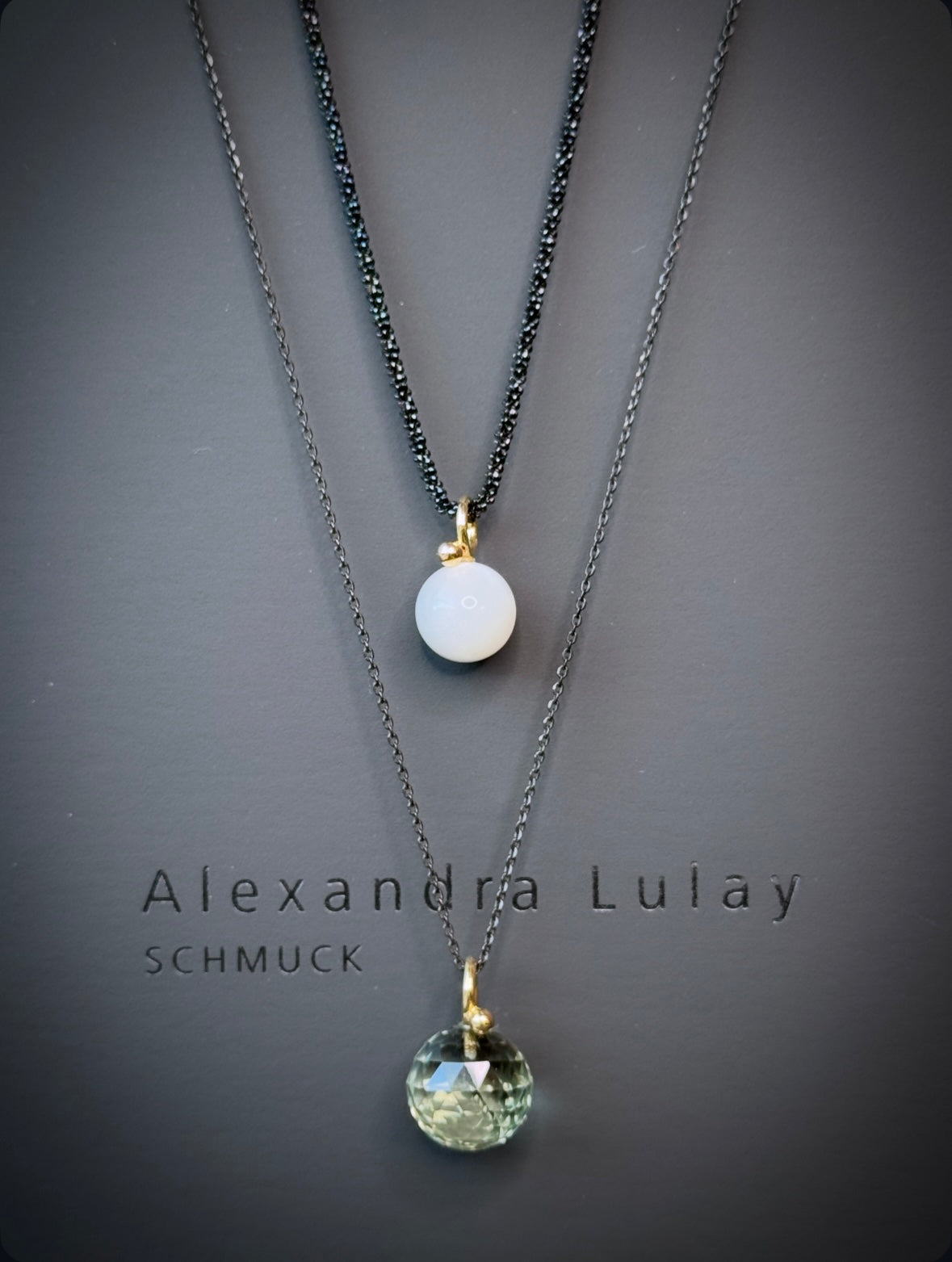 Halsschmuck mit hellgrauer Mondstein-Kugel