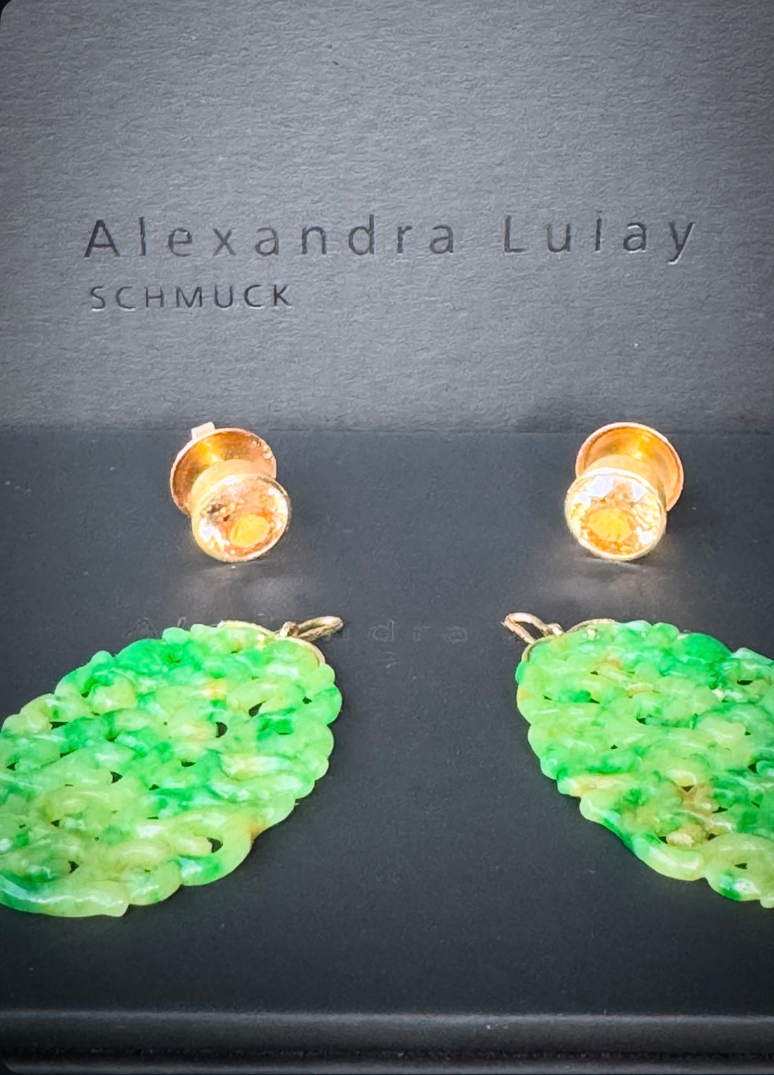 Ohrschmuck mit gravierter Jade