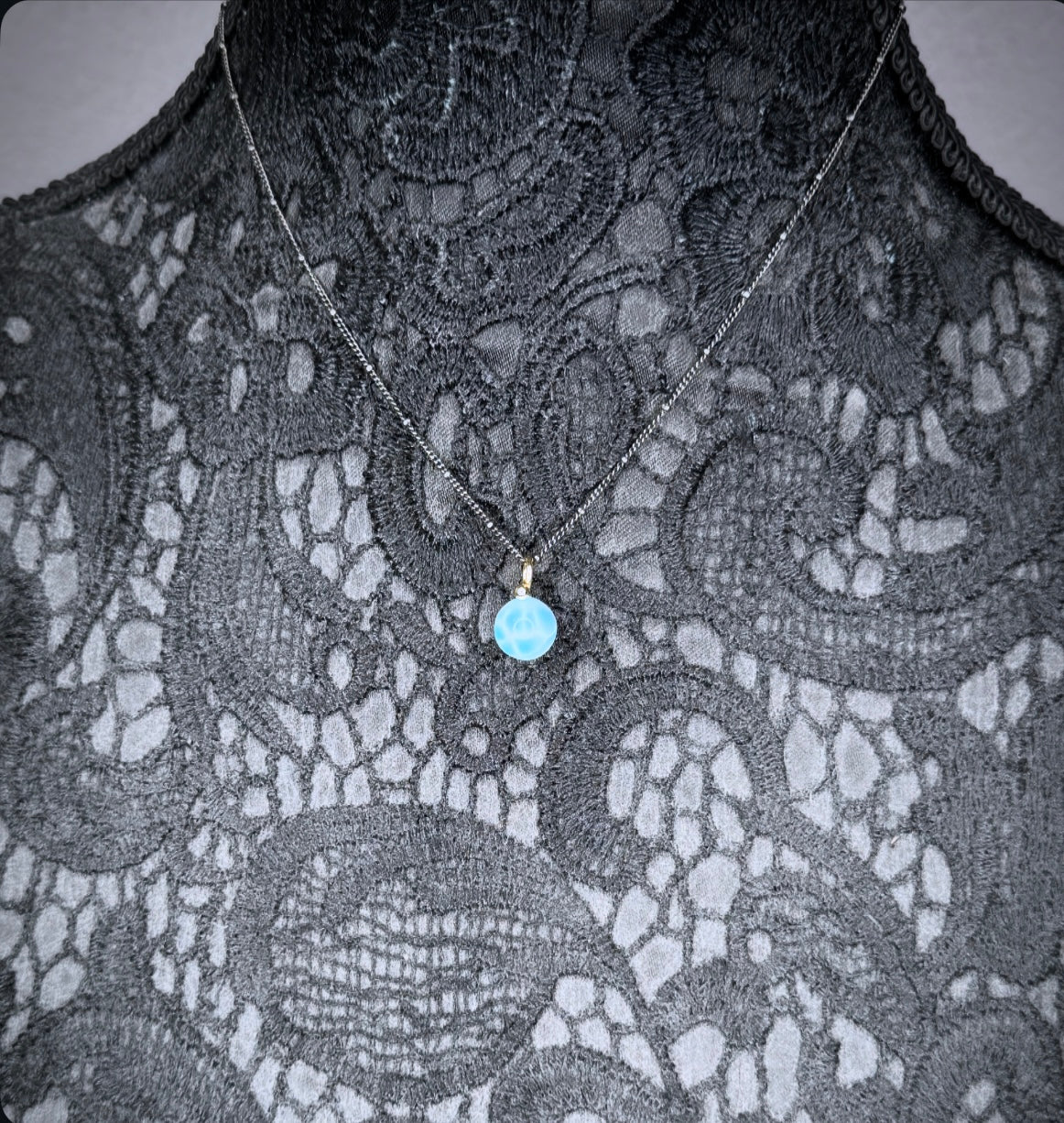 Halsschmuck mit Larimar Kugel