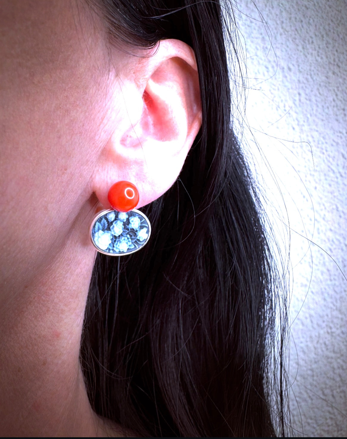 Ohrschmuck mit Koralle und Gemmen