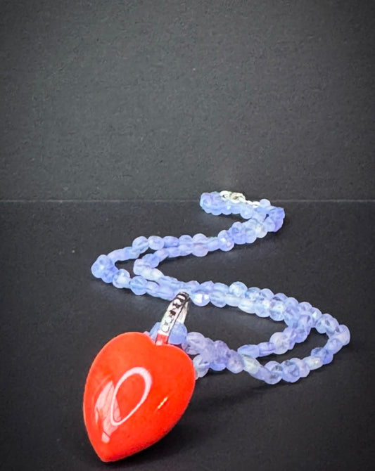 Halsschmuck mit rotem Korallenherz