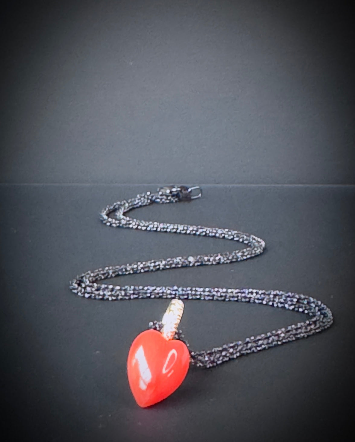 Halsschmuck mit orange-rotem Korallenherz