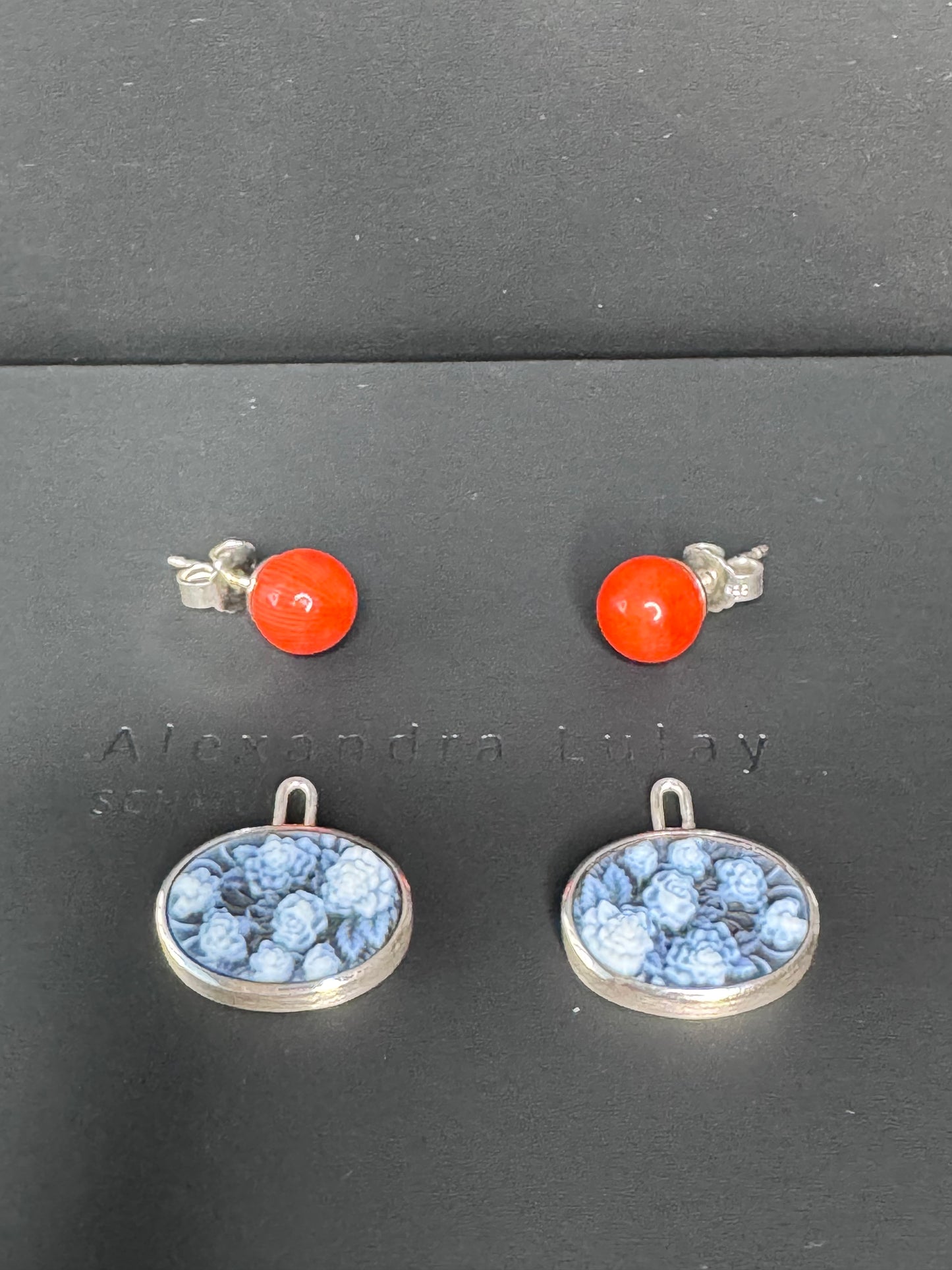 Ohrschmuck mit Koralle und Gemmen