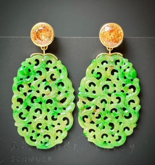 Ohrschmuck mit gravierter Jade