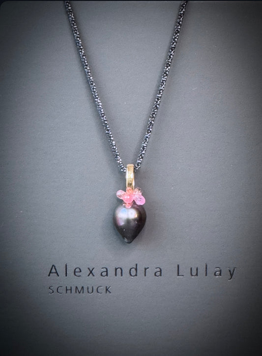 Halsschmuck mit Perltropfen