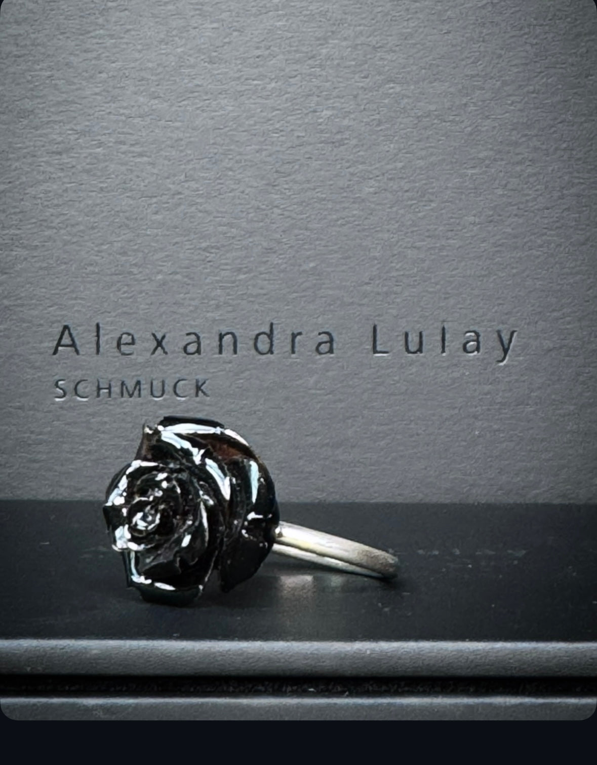 Ring mit schwarzer Korallrose