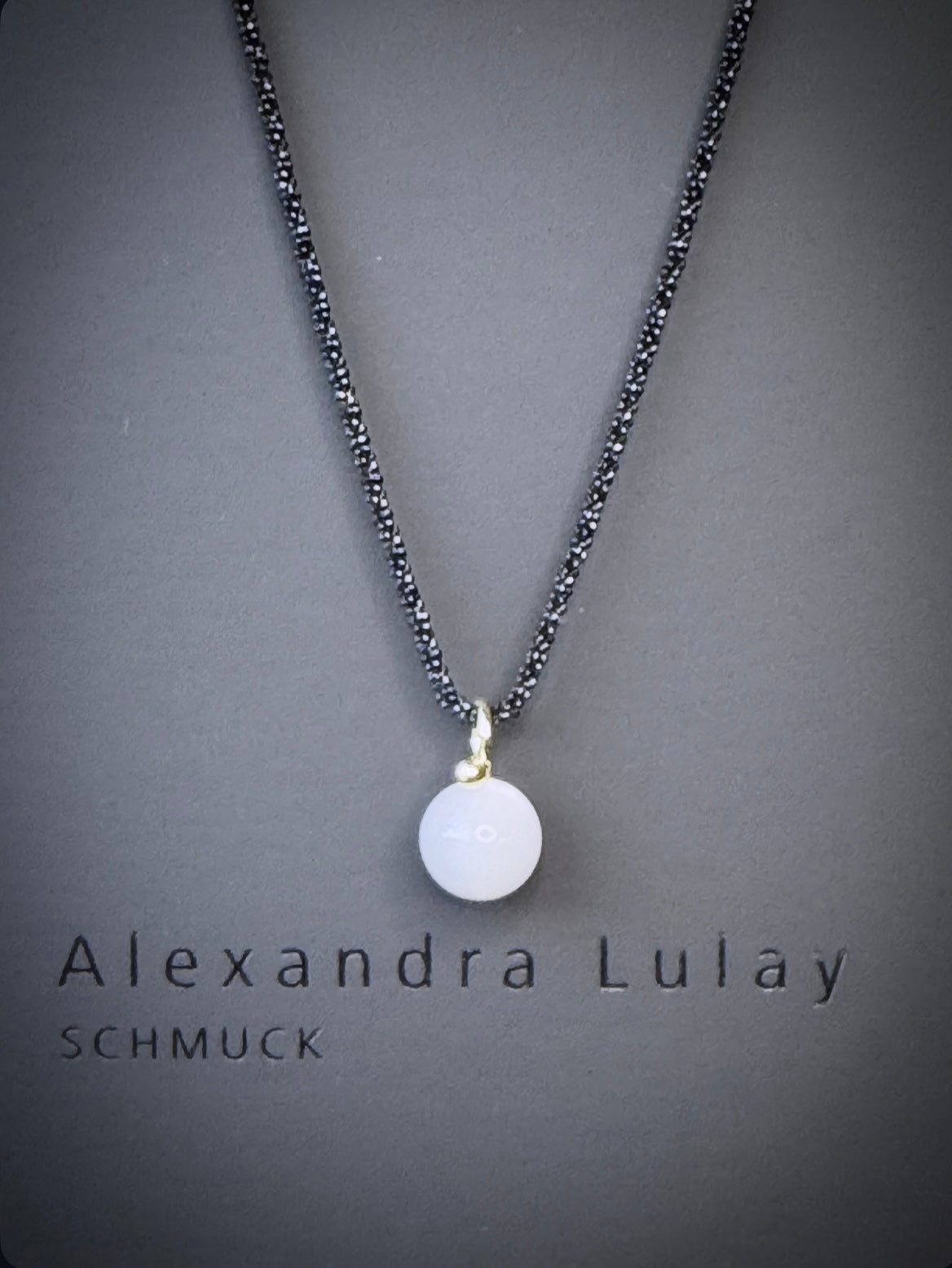 Halsschmuck mit hellgrauer Mondstein-Kugel