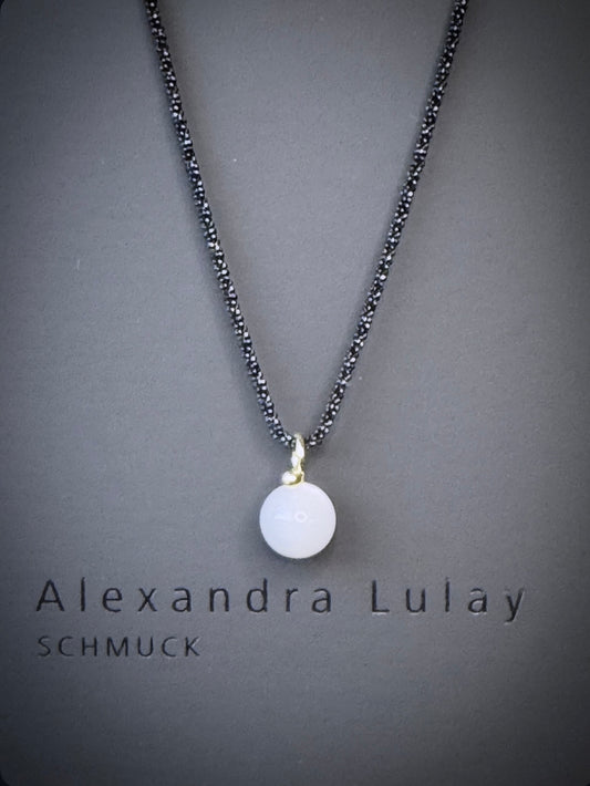 Halsschmuck mit hellgrauer Mondstein-Kugel