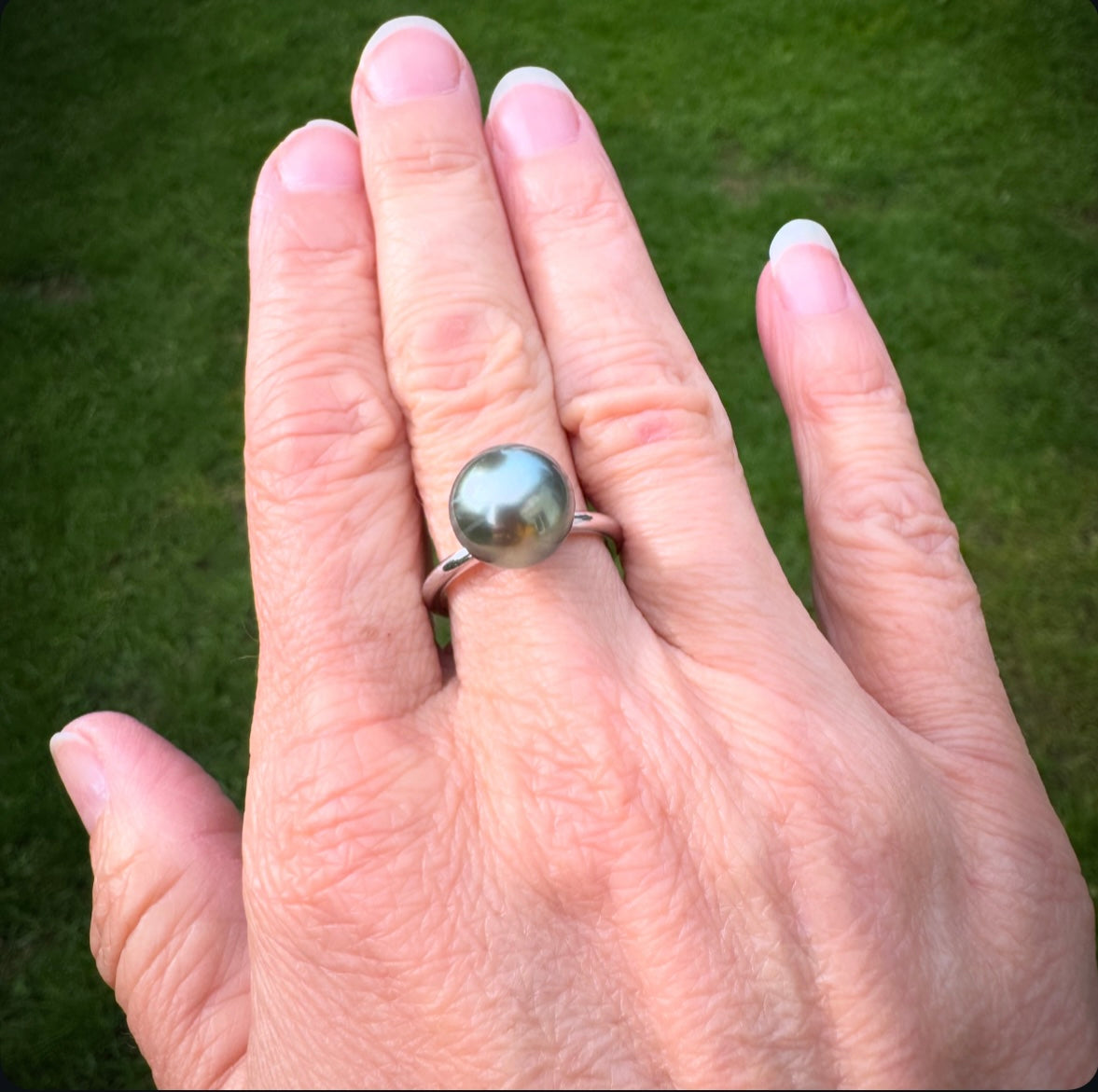 Ring mit dunkelgrüner Tahitiperle