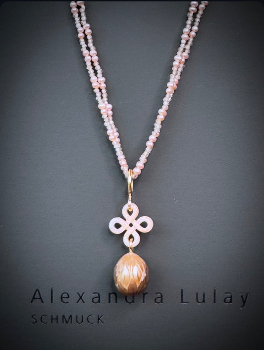 Halsschmuck mit Mandala und gravierter Tahitiperle