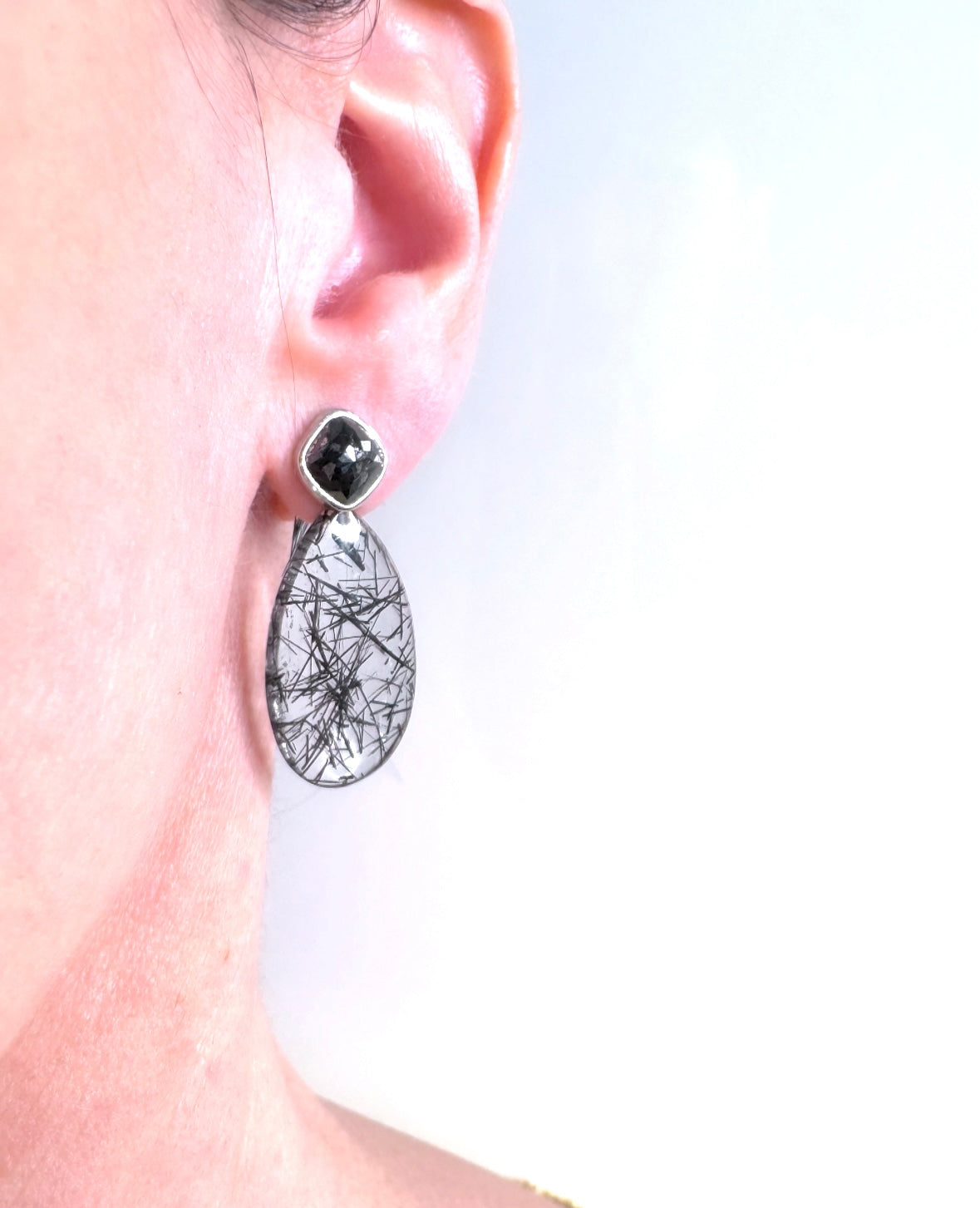 Ohrschmuck mit schwarzen Diamanten und Turmalinquarz