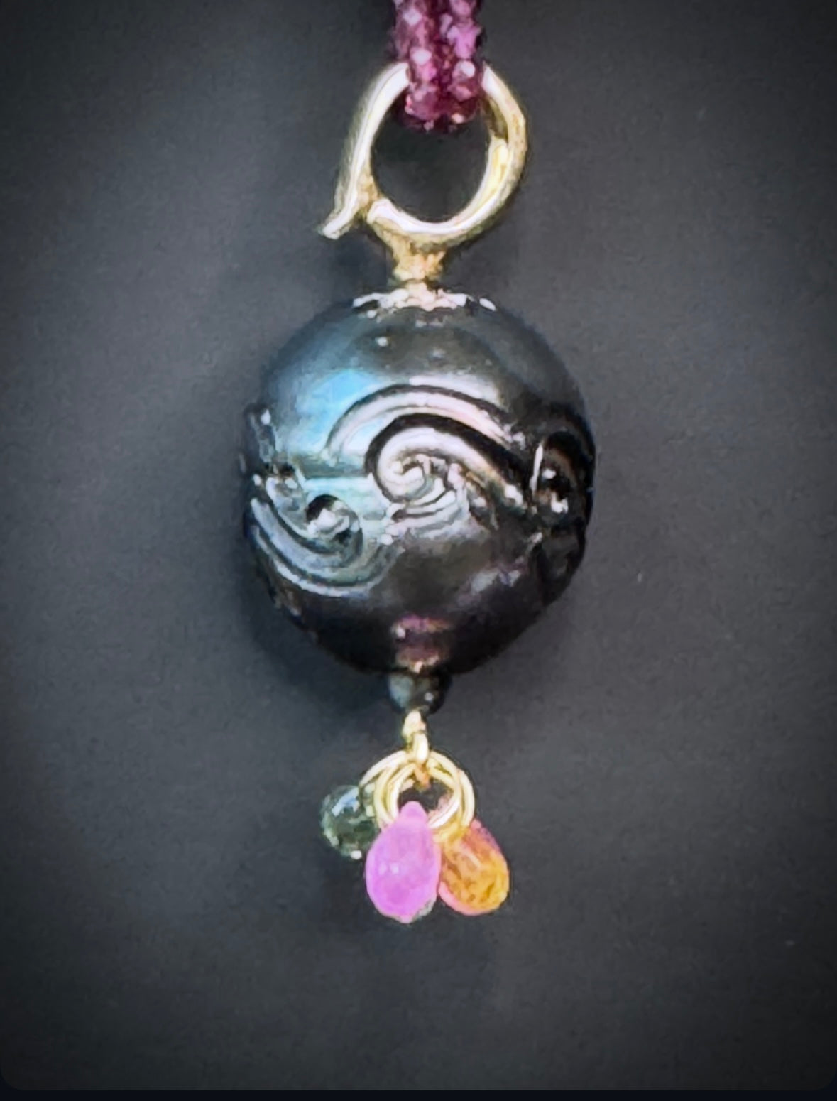 Halsschmuck mit gravierter Tahitiperle