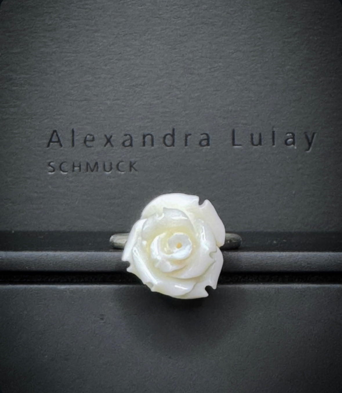 Ring mit weißer Korallrose