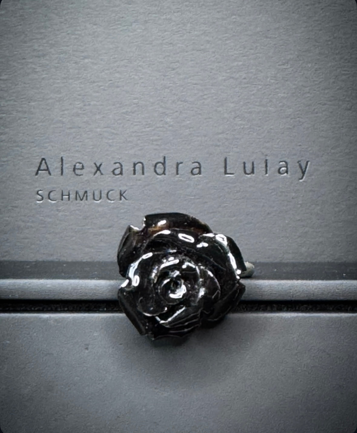 Ring mit schwarzer Korallrose