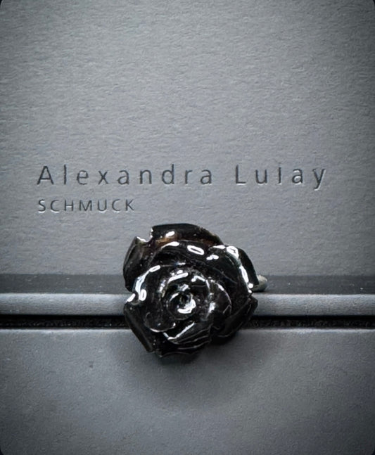 Ring mit schwarzer Korallrose