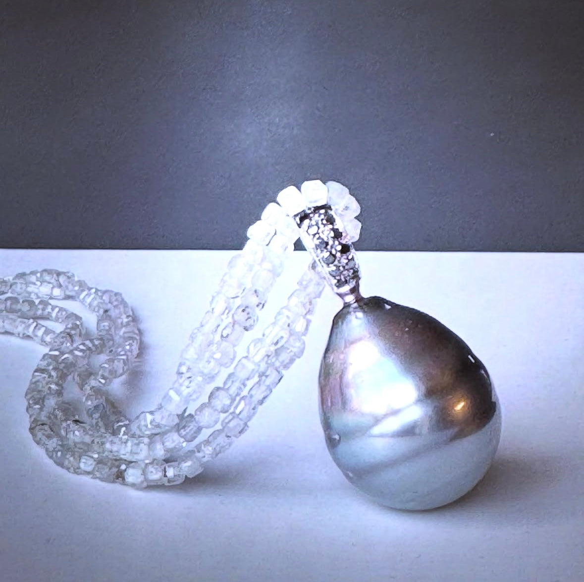 Halsschmuck mit Tahiti-Perlentropfen