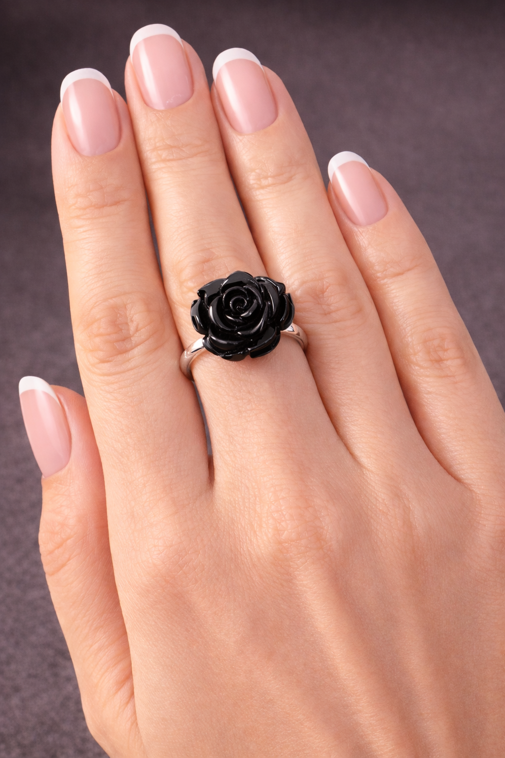 Ring mit schwarzer Korallrose